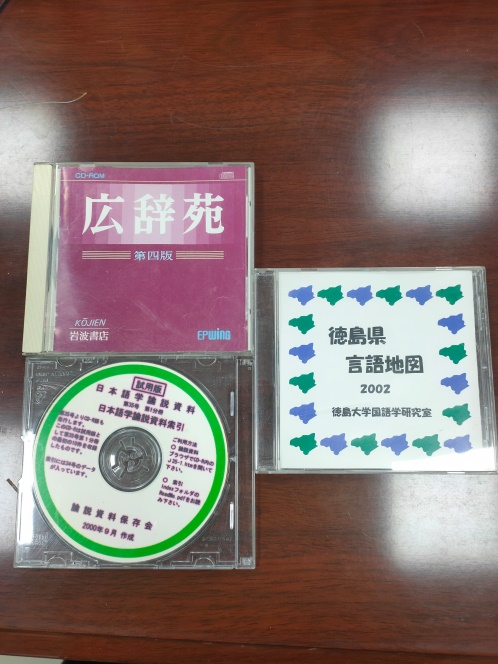 日文学院外教春名敏彦老师为中心捐赠170余册书籍-西安外国语大学东北亚
